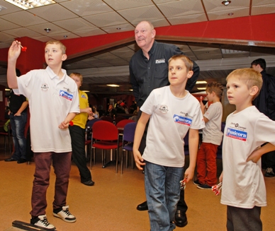 Unicorn: Боб Андерон и дети на тренировке (Bob Anderson joins in the fun at the Bristol Academy) на фото