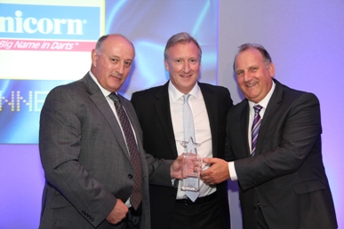 Unicorn: Ричард Лоуи (слева) и Гэри Картрайт (Richard Lowy (L) and Gary Cartwright (R) receive the Best Darts Brand Award) на фото
